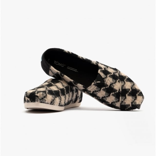 TOMS ALPARGATA Ladies Espadrille Black/White

 Upper Material: Synthetic

Lining Material: Cotton

Sole Material: Rubber

Closure/Fastening: Slip-On

Features: Comfort

Toe Shape: Round

Shoe Width: Regular

Item Weight: 0.5 KG

Heel Height: Flat (Under 2.5cm)

Shoe Shaft Height: Low Top

Sandal Style: Sandals

Gift Boxed: No
Product Code: 10018770