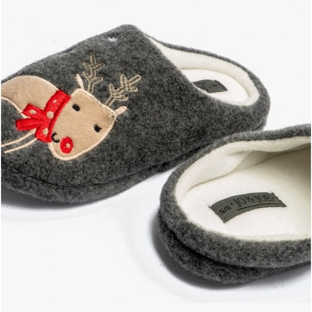 Jo &amp; Joe Jo &amp; Joe DANCER Womens Slippers Grey

 Upper Material: Synthetic

Lining Material: Textile

Sole Material: Synthetic

Closure/Fastening: Pull-On

Features: Warm Lining,Comfort

Toe Shape: Round

Shoe Width: Regular

Item Weight: 0.44 KG

Heel Height: Flat (Under 2.5cm)

Slipper Style: Mule

Gift Boxed: No
Product Code: DANCER/GRY