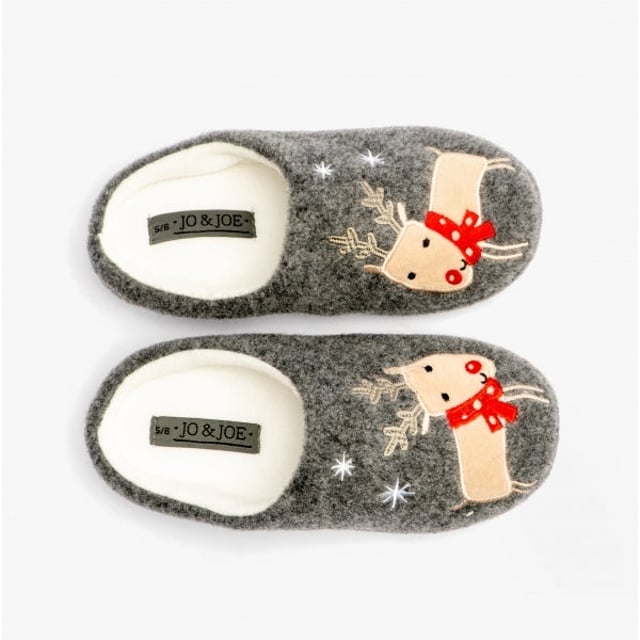 Jo &amp; Joe Jo &amp; Joe DANCER Womens Slippers Grey

 Upper Material: Synthetic

Lining Material: Textile

Sole Material: Synthetic

Closure/Fastening: Pull-On

Features: Warm Lining,Comfort

Toe Shape: Round

Shoe Width: Regular

Item Weight: 0.44 KG

Heel Height: Flat (Under 2.5cm)

Slipper Style: Mule

Gift Boxed: No
Product Code: DANCER/GRY