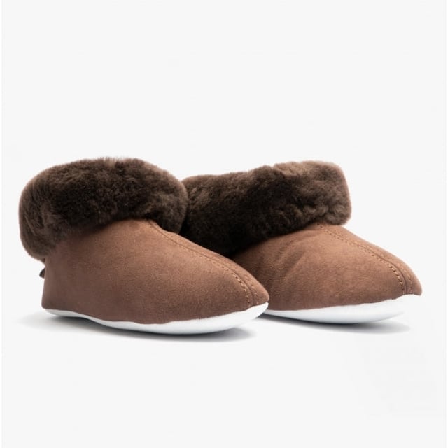 Shepherd Shepherd JUBILEUM 630 Womens Sheepskin Slipper Boots Moro

 Upper Material: Sheepskin

Lining Material: Sheepskin

Sole Material: Suede

Closure/Fastening: Pull-On

Features: Warm Lining

Toe Shape: Round

Shoe Width: Regular

Item Weight: 0.4 KG

Heel Height: Flat (Under 2.5cm)

Shoe Shaft Height: Ankle

Slipper Style: Slipper Boot

Gift Boxed: Yes
Product Code: 1630037