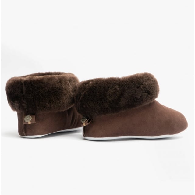 Shepherd Shepherd JUBILEUM 630 Womens Sheepskin Slipper Boots Moro

 Upper Material: Sheepskin

Lining Material: Sheepskin

Sole Material: Suede

Closure/Fastening: Pull-On

Features: Warm Lining

Toe Shape: Round

Shoe Width: Regular

Item Weight: 0.4 KG

Heel Height: Flat (Under 2.5cm)

Shoe Shaft Height: Ankle

Slipper Style: Slipper Boot

Gift Boxed: Yes
Product Code: 1630037