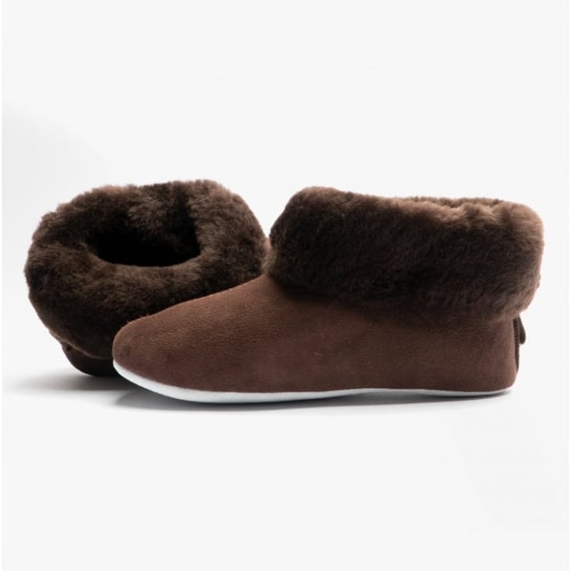 Shepherd Shepherd JUBILEUM 630 Womens Sheepskin Slipper Boots Moro

 Upper Material: Sheepskin

Lining Material: Sheepskin

Sole Material: Suede

Closure/Fastening: Pull-On

Features: Warm Lining

Toe Shape: Round

Shoe Width: Regular

Item Weight: 0.4 KG

Heel Height: Flat (Under 2.5cm)

Shoe Shaft Height: Ankle

Slipper Style: Slipper Boot

Gift Boxed: Yes
Product Code: 1630037