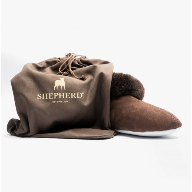 Shepherd Shepherd JUBILEUM 630 Womens Sheepskin Slipper Boots Moro

 Upper Material: Sheepskin

Lining Material: Sheepskin

Sole Material: Suede

Closure/Fastening: Pull-On

Features: Warm Lining

Toe Shape: Round

Shoe Width: Regular

Item Weight: 0.4 KG

Heel Height: Flat (Under 2.5cm)

Shoe Shaft Height: Ankle

Slipper Style: Slipper Boot

Gift Boxed: Yes
Product Code: 1630037