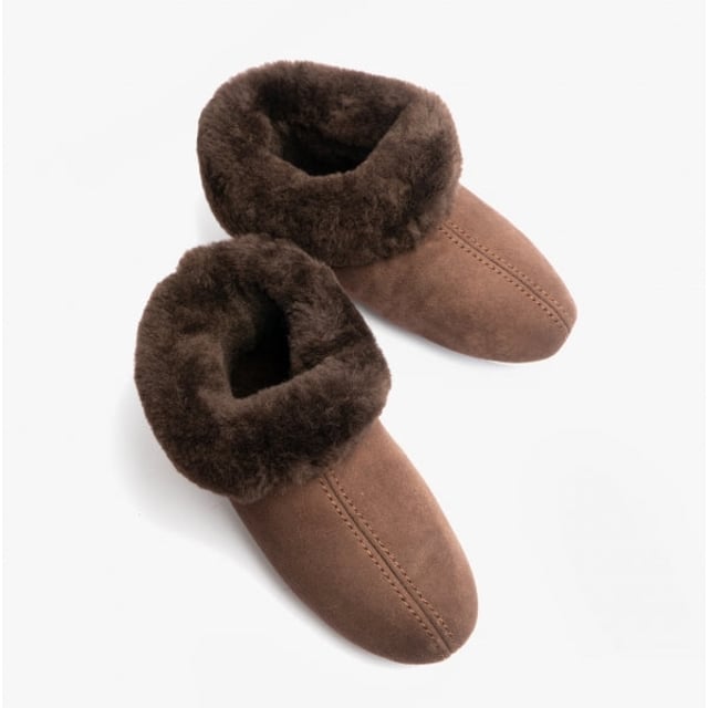 Shepherd Shepherd JUBILEUM 630 Womens Sheepskin Slipper Boots Moro

 Upper Material: Sheepskin

Lining Material: Sheepskin

Sole Material: Suede

Closure/Fastening: Pull-On

Features: Warm Lining

Toe Shape: Round

Shoe Width: Regular

Item Weight: 0.4 KG

Heel Height: Flat (Under 2.5cm)

Shoe Shaft Height: Ankle

Slipper Style: Slipper Boot

Gift Boxed: Yes
Product Code: 1630037
