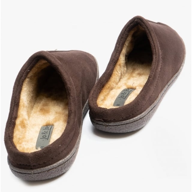 Jo &amp; Joe Jo &amp; Joe CLIFF Mens Mule Slippers Brown

 Upper Material: Synthetic

Lining Material: Faux Fur

Sole Material: Synthetic

Closure/Fastening: Slip-On

Features: Warm Lining,Comfort

Toe Shape: Round

Shoe Width: Regular

Item Weight: 0.38 KG

Heel Height: Flat (Under 2.5cm)

Slipper Style: Mule

Gift Boxed: No
Product Code: CLIFF-B