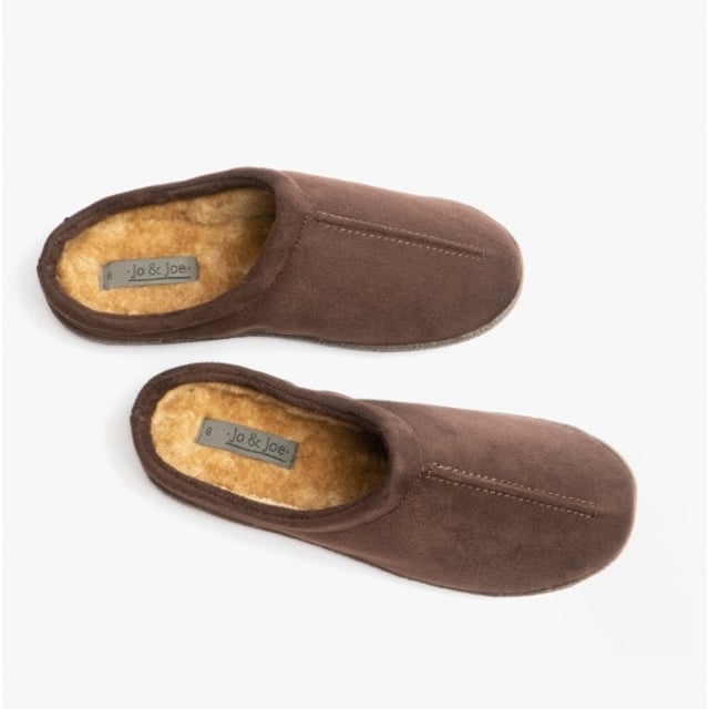 Jo &amp; Joe Jo &amp; Joe CLIFF Mens Mule Slippers Brown

 Upper Material: Synthetic

Lining Material: Faux Fur

Sole Material: Synthetic

Closure/Fastening: Slip-On

Features: Warm Lining,Comfort

Toe Shape: Round

Shoe Width: Regular

Item Weight: 0.38 KG

Heel Height: Flat (Under 2.5cm)

Slipper Style: Mule

Gift Boxed: No
Product Code: CLIFF-B