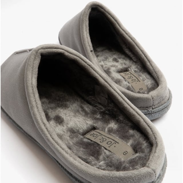 Jo &amp; Joe Jo &amp; Joe CLIFF Mens Mule Slippers Grey

 Upper Material: Textile

Lining Material: Synthetic

Sole Material: Synthetic

Closure/Fastening: Slip-On

Features: Comfort

Toe Shape: Round

Shoe Width: Regular

Item Weight: 0.5 KG

Heel Height: Flat (Under 2.5cm)

Slipper Style: Mule

Gift Boxed: No
Product Code: CLIFF/GRE