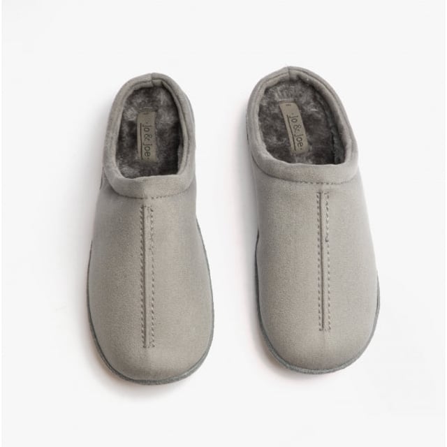 Jo &amp; Joe Jo &amp; Joe CLIFF Mens Mule Slippers Grey

 Upper Material: Textile

Lining Material: Synthetic

Sole Material: Synthetic

Closure/Fastening: Slip-On

Features: Comfort

Toe Shape: Round

Shoe Width: Regular

Item Weight: 0.5 KG

Heel Height: Flat (Under 2.5cm)

Slipper Style: Mule

Gift Boxed: No
Product Code: CLIFF/GRE