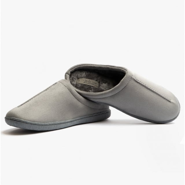 Jo &amp; Joe Jo &amp; Joe CLIFF Mens Mule Slippers Grey

 Upper Material: Textile

Lining Material: Synthetic

Sole Material: Synthetic

Closure/Fastening: Slip-On

Features: Comfort

Toe Shape: Round

Shoe Width: Regular

Item Weight: 0.5 KG

Heel Height: Flat (Under 2.5cm)

Slipper Style: Mule

Gift Boxed: No
Product Code: CLIFF/GRE