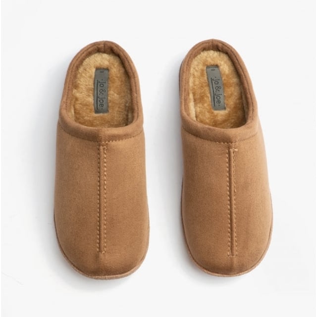 Jo &amp; Joe Jo &amp; Joe CLIFF Mens Mule Slippers Cognac

 Upper Material: Synthetic

Lining Material: Warm Lined

Sole Material: Synthetic

Closure/Fastening: Slip-On

Features: Warm Lining,Comfort

Toe Shape: Round

Shoe Width: Regular

Item Weight: 0.5 KG

Heel Height: Flat (Under 2.5cm)

Slipper Style: Mule

Gift Boxed: No
Product Code: CLIFF-COG