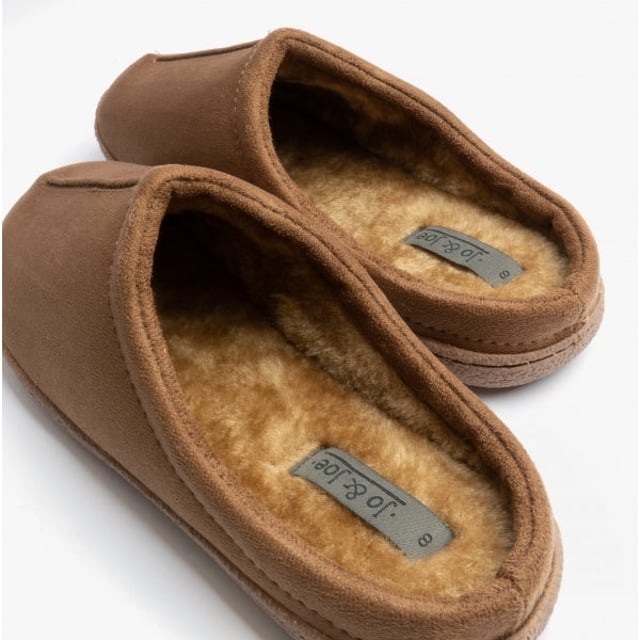 Jo &amp; Joe Jo &amp; Joe CLIFF Mens Mule Slippers Cognac

 Upper Material: Synthetic

Lining Material: Warm Lined

Sole Material: Synthetic

Closure/Fastening: Slip-On

Features: Warm Lining,Comfort

Toe Shape: Round

Shoe Width: Regular

Item Weight: 0.5 KG

Heel Height: Flat (Under 2.5cm)

Slipper Style: Mule

Gift Boxed: No
Product Code: CLIFF-COG