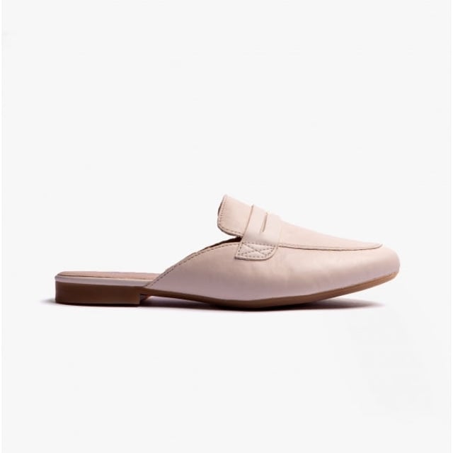 Remonte IRMGARD Ladies Slip-On Mules Beige

 Upper Material: Leather

Lining Material: Textile

Sole Material: TPE

Closure/Fastening: Slip-On

Features: Lightweight,Comfort,Breathable

Toe Shape: Round

Shoe Width: Regular

Item Weight: 1 KG

Heel Height: Flat (Under 2.5cm)

Shoe Shaft Height: Low Top

Sandal Style: Sandals

Gift Boxed: No
Product Code: D0K50-60