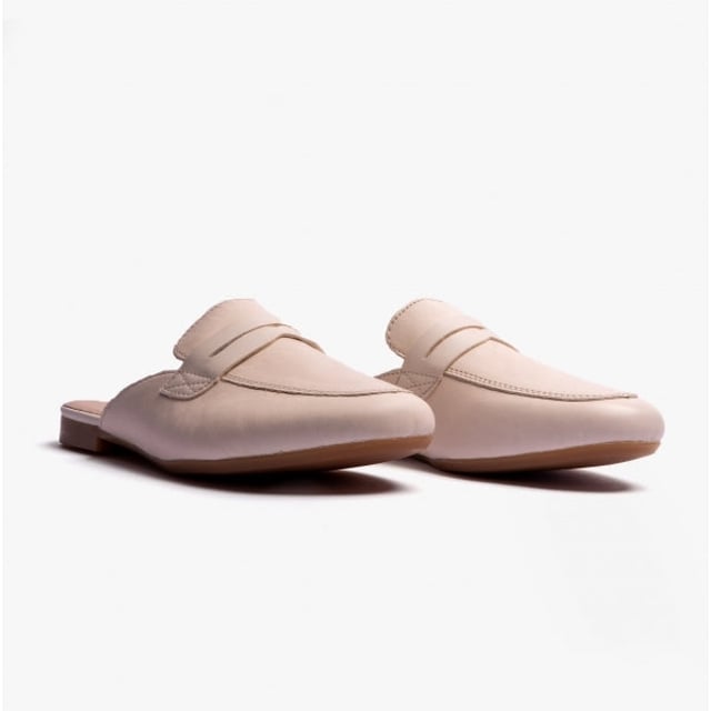 Remonte IRMGARD Ladies Slip-On Mules Beige

 Upper Material: Leather

Lining Material: Textile

Sole Material: TPE

Closure/Fastening: Slip-On

Features: Lightweight,Comfort,Breathable

Toe Shape: Round

Shoe Width: Regular

Item Weight: 1 KG

Heel Height: Flat (Under 2.5cm)

Shoe Shaft Height: Low Top

Sandal Style: Sandals

Gift Boxed: No
Product Code: D0K50-60