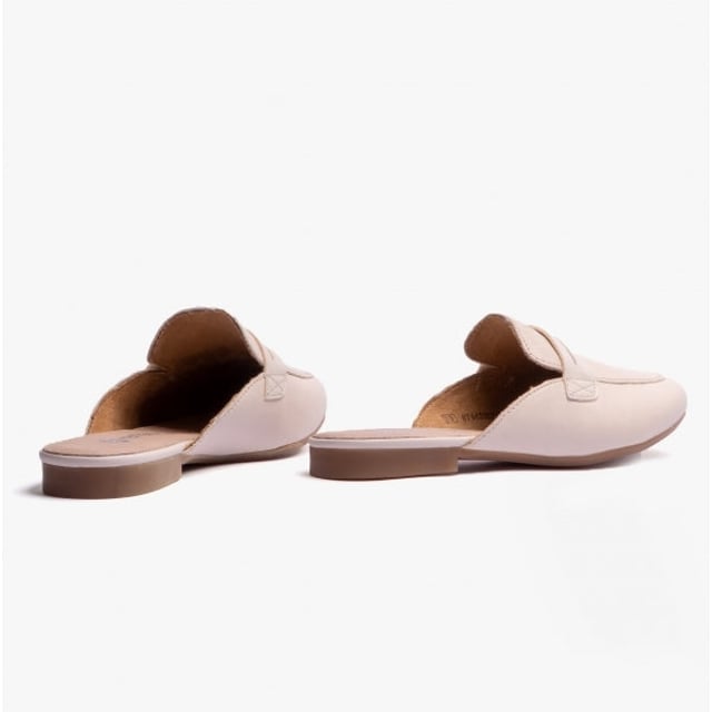 Remonte IRMGARD Ladies Slip-On Mules Beige

 Upper Material: Leather

Lining Material: Textile

Sole Material: TPE

Closure/Fastening: Slip-On

Features: Lightweight,Comfort,Breathable

Toe Shape: Round

Shoe Width: Regular

Item Weight: 1 KG

Heel Height: Flat (Under 2.5cm)

Shoe Shaft Height: Low Top

Sandal Style: Sandals

Gift Boxed: No
Product Code: D0K50-60