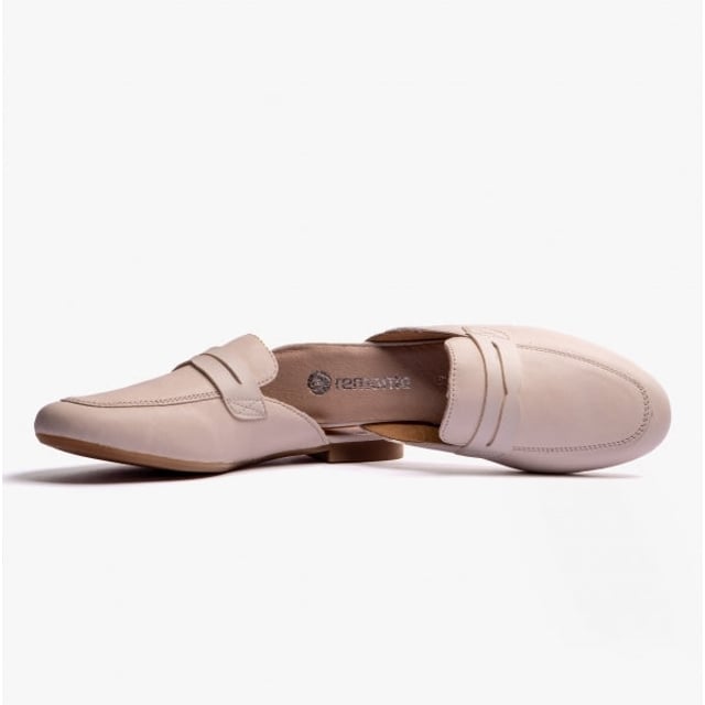 Remonte IRMGARD Ladies Slip-On Mules Beige

 Upper Material: Leather

Lining Material: Textile

Sole Material: TPE

Closure/Fastening: Slip-On

Features: Lightweight,Comfort,Breathable

Toe Shape: Round

Shoe Width: Regular

Item Weight: 1 KG

Heel Height: Flat (Under 2.5cm)

Shoe Shaft Height: Low Top

Sandal Style: Sandals

Gift Boxed: No
Product Code: D0K50-60