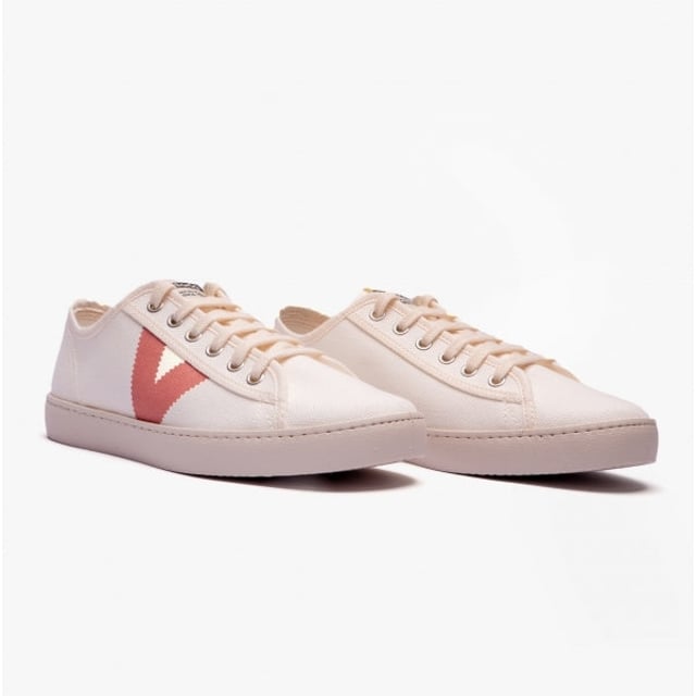 Victoria BERLIN ECO CONTRAST CANVAS Womens Trainers White/Rose

 Upper Material: Leather

Lining Material: Textile

Sole Material: Synthetic

Closure/Fastening: Lace-Up

Features: Comfort,Breathable

Toe Shape: Round

Shoe Width: Regular

Item Weight: 1 KG

Heel Height: Flat (Under 2.5cm)

Trainer Style: Plimsolls

Gift Boxed: No
Product Code: 1126160/ROS