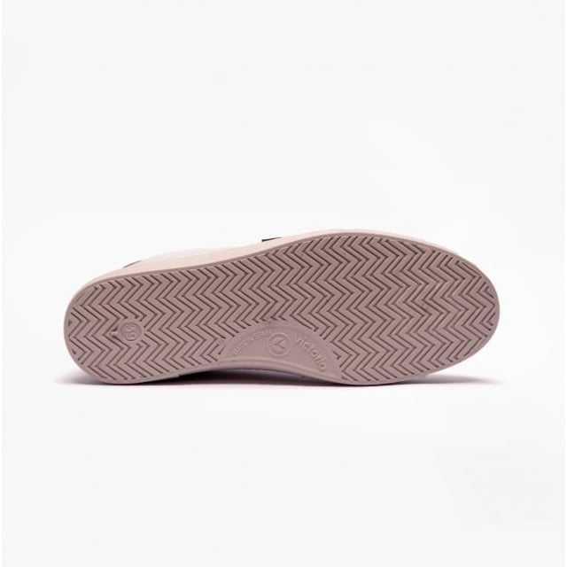 Victoria BERLIN LEATHER &amp; SPLIT Womens Trainers White/Black

 Upper Material: Leather

Lining Material: Textile

Sole Material: Synthetic

Closure/Fastening: Lace-Up

Features: Comfort,Breathable

Toe Shape: Round

Shoe Width: Regular

Item Weight: 1 KG

Heel Height: Flat (Under 2.5cm)

Gift Boxed: No
Product Code: 1126142/BLK