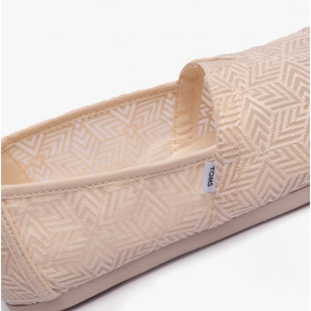 TOMS ALPARGATA Ladies Geo Mosaic  Espadrille Natural

 Upper Material: Textile

Lining Material: Unlined

Sole Material: Rubber

Closure/Fastening: Slip-On

Features: Lightweight,Comfort,Breathable

Toe Shape: Round

Shoe Width: Regular

Item Weight: 0.6 KG

Heel Height: Flat (Under 2.5cm)

Shoe Shaft Height: Low Top

Sandal Style: Sandals

Gift Boxed: No
Product Code: 10019679