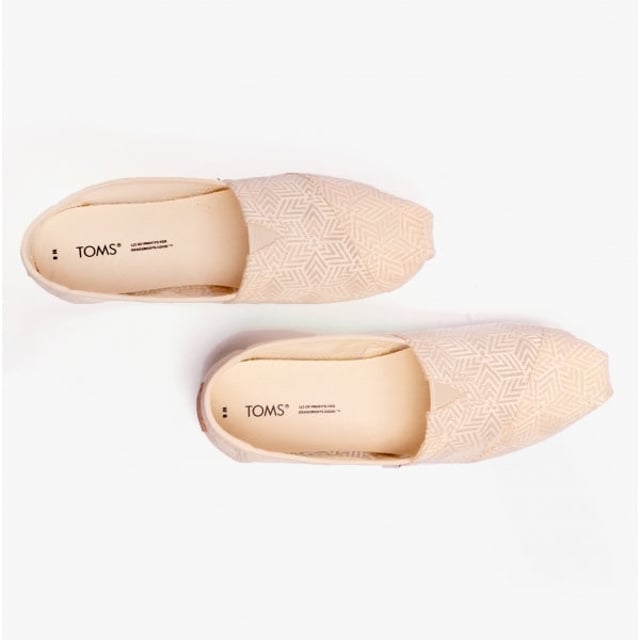 TOMS ALPARGATA Ladies Geo Mosaic  Espadrille Natural

 Upper Material: Textile

Lining Material: Unlined

Sole Material: Rubber

Closure/Fastening: Slip-On

Features: Lightweight,Comfort,Breathable

Toe Shape: Round

Shoe Width: Regular

Item Weight: 0.6 KG

Heel Height: Flat (Under 2.5cm)

Shoe Shaft Height: Low Top

Sandal Style: Sandals

Gift Boxed: No
Product Code: 10019679