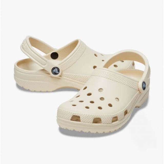 Deze chique en ongewone sandalen van Crocs zullen binnenkort te zien zijn aan de voeten van it-girls overal. Stap in voor een gemakkelijk te dragen schoen die er altijd goed uitziet. Draag ze elke dag met een rechte jeans voor een ontspannen gevoel. Rond. Past bij de maat. Kleuren: NEUTRAAL - Bot. Materiaal: thermoplastisch. Zool: rubber. Voering: croslite. Sluiting: slip-on. Teenvorm: rond. Maatvoering: maat large - Sizing: CROCS. Breedte: 11.7. Hoogte: 1.5. Lengte: 29,4.