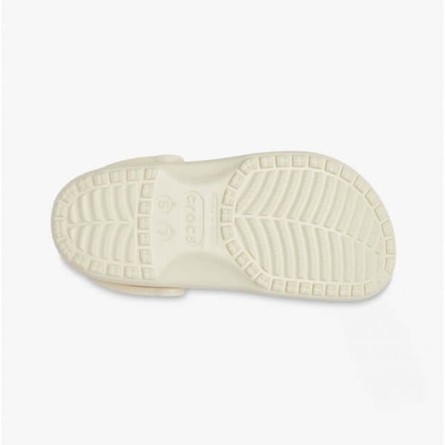 Deze chique en ongewone sandalen van Crocs zullen binnenkort te zien zijn aan de voeten van it-girls overal. Stap in voor een gemakkelijk te dragen schoen die er altijd goed uitziet. Draag ze elke dag met een rechte jeans voor een ontspannen gevoel. Rond. Past bij de maat. Kleuren: NEUTRAAL - Bot. Materiaal: thermoplastisch. Zool: rubber. Voering: croslite. Sluiting: slip-on. Teenvorm: rond. Maatvoering: maat large - Sizing: CROCS. Breedte: 11.7. Hoogte: 1.5. Lengte: 29,4.