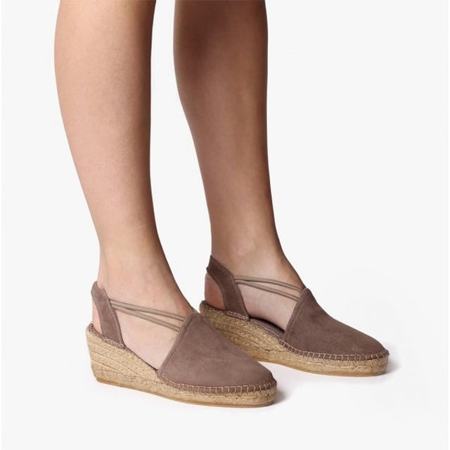 Toni Pons TREMP Ladies Suede Wedge Espadrilles Taupe

 Upper Material: Suede

Lining Material: Textile

Sole Material: Rubber

Closure/Fastening: Slip-On

Features: Lightweight,Comfort,Breathable

Heel Type: Wedge

Toe Shape: Round

Shoe Width: Regular

Item Weight: 0.5 KG

Heel Height: Low (2.5-4.9cm)

Sandal Style: Sandals

Gift Boxed: No
Product Code: TREMP-TAUPE