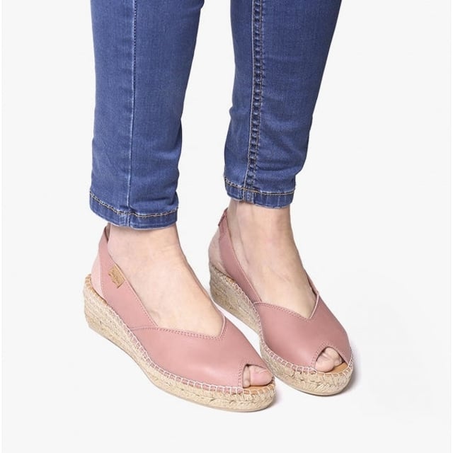 Toni Pons BERNIA Ladies Leather Slingback Espadrilles Pale

 Upper Material: Leather

Lining Material: Textile

Sole Material: Rubber

Closure/Fastening: Slip-On

Features: Lightweight,Comfort,Breathable

Heel Type: Wedge

Toe Shape: Round

Shoe Width: Regular

Item Weight: 0.5 KG

Heel Height: Low (2.5-4.9cm)

Sandal Style: Sandals

Gift Boxed: No
Product Code: BERNIA-P-PALE