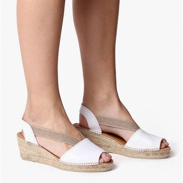 Toni Pons TEIDE Ladies Peep-Toe Espadrilles White

 Upper Material: Leather

Lining Material: Textile

Sole Material: Rubber

Closure/Fastening: Slip-On

Features: Lightweight,Comfort,Breathable

Heel Type: Wedge

Toe Shape: Round

Shoe Width: Regular

Item Weight: 0.5 KG

Heel Height: Low (2.5-4.9cm)

Sandal Style: Sandals

Gift Boxed: No
Product Code: TEIDE-P-WHITE