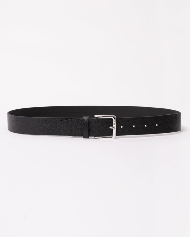 A signature belt with a logo-engraved buckle, crafted in Italian leather with a rich grain.
100% Leather
50523362