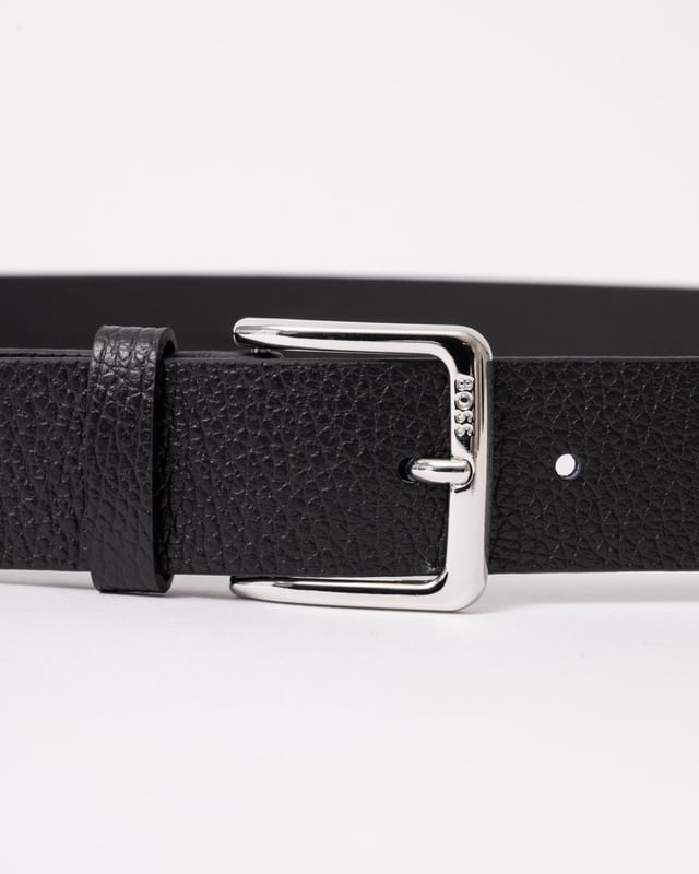 A signature belt with a logo-engraved buckle, crafted in Italian leather with a rich grain.
100% Leather
50523362