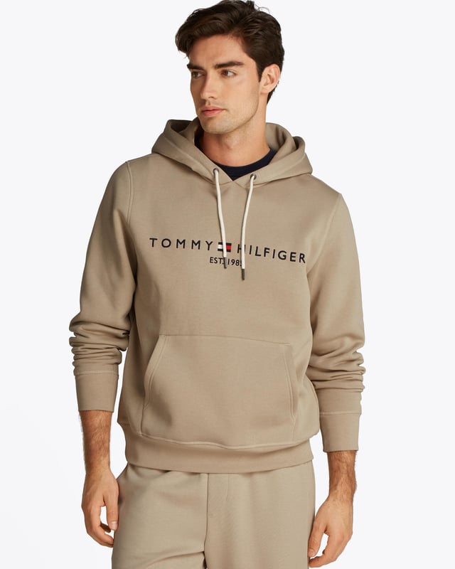 This pull-on hoody keeps things effortlessly casual, featuring embroidered branding and a roomy kangaroo pocket for a classic look.
 
Highlights
• Cotton blend
• Drawstring hooded neck
• Kangaroo pocket
• Rib-knit cuffs and hem
• Tommy Hilfiger logo embroidery on chest
• Tommy Hilfiger branding
• Tommy Hilfiger flag embroidery on sleeve
 
Shape & fit
• Regular fit
 
Composition & care
• 64% cotton, 36% polyester
 
MW0MW11599