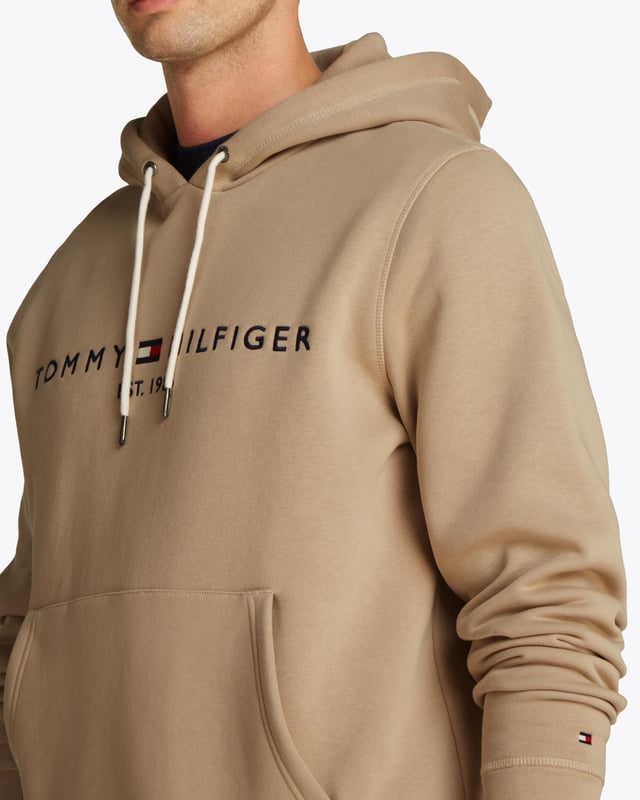 This pull-on hoody keeps things effortlessly casual, featuring embroidered branding and a roomy kangaroo pocket for a classic look.
 
Highlights
• Cotton blend
• Drawstring hooded neck
• Kangaroo pocket
• Rib-knit cuffs and hem
• Tommy Hilfiger logo embroidery on chest
• Tommy Hilfiger branding
• Tommy Hilfiger flag embroidery on sleeve
 
Shape & fit
• Regular fit
 
Composition & care
• 64% cotton, 36% polyester
 
MW0MW11599