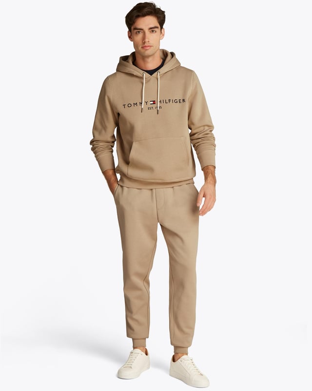 This pull-on hoody keeps things effortlessly casual, featuring embroidered branding and a roomy kangaroo pocket for a classic look.
 
Highlights
• Cotton blend
• Drawstring hooded neck
• Kangaroo pocket
• Rib-knit cuffs and hem
• Tommy Hilfiger logo embroidery on chest
• Tommy Hilfiger branding
• Tommy Hilfiger flag embroidery on sleeve
 
Shape & fit
• Regular fit
 
Composition & care
• 64% cotton, 36% polyester
 
MW0MW11599