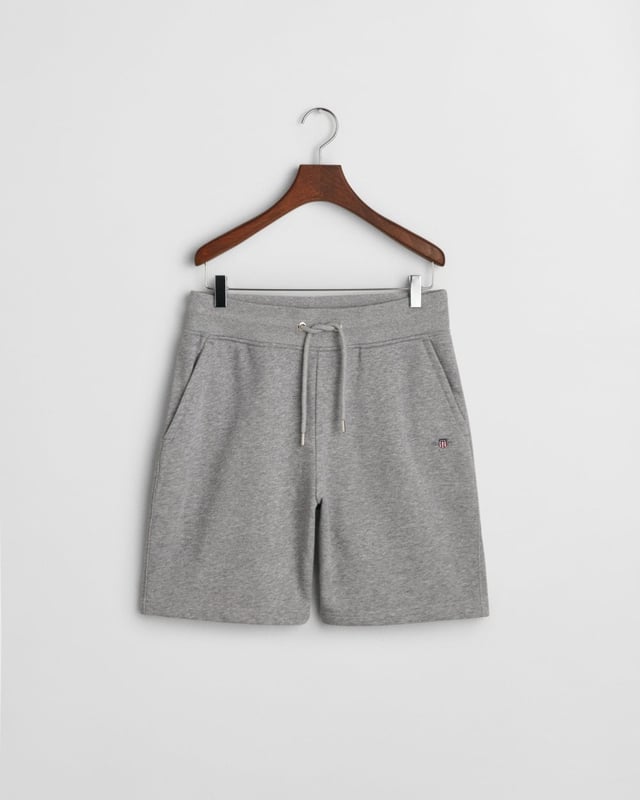 Diese klassischen Sweatshorts sind aus einem weichen Baumwollgemisch gefertigt und haben eine normale Passform. Sie verfügen über einen gerippten Bund für zusätzlichen Komfort und bieten zwei Fronttaschen, eine einzelne Gesäßtasche und einen Kordelzugbund.

Normale Passform  
Kordelzugbund  
Vordertaschen und Gesäßtasche  
GANT-Logo auf dem linken Bein gestickt  

87 % Baumwolle, 13 % Polyester  

2009027