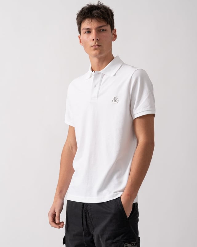 Elevate your wardrobe with this classic polo, featuring a small rubber logo patch on the front. Crafted for both style and comfort, it's a versatile addition to any outfit.




Rib Knit Collar
Button Closure on Front
Triangle Patch with Matte Silver Logo
Regular Fit

100% Cotton
M34MT712



 