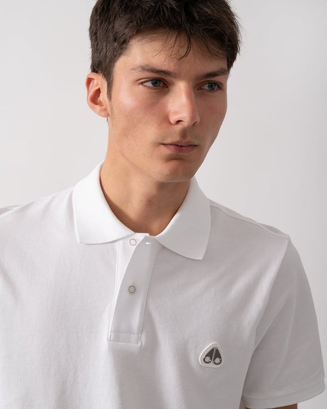 Elevate your wardrobe with this classic polo, featuring a small rubber logo patch on the front. Crafted for both style and comfort, it's a versatile addition to any outfit.




Rib Knit Collar
Button Closure on Front
Triangle Patch with Matte Silver Logo
Regular Fit

100% Cotton
M34MT712



 