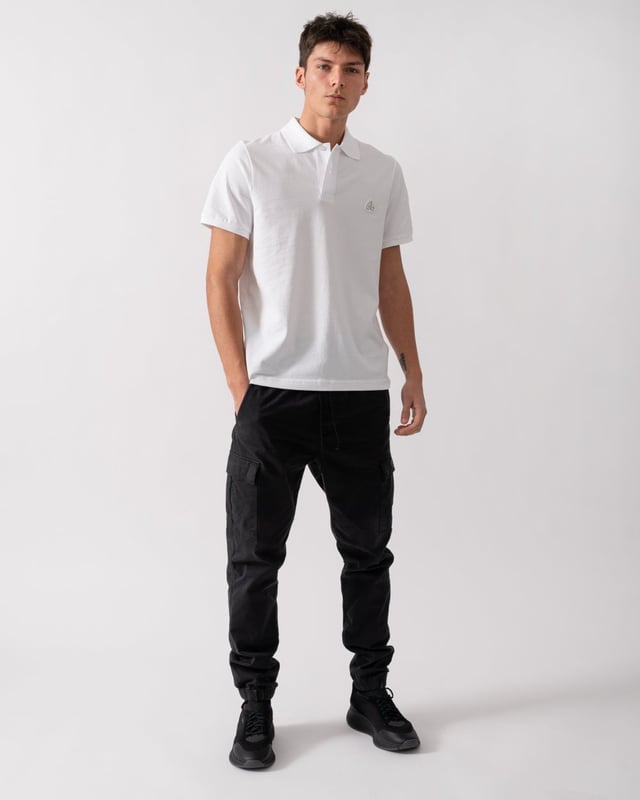 Elevate your wardrobe with this classic polo, featuring a small rubber logo patch on the front. Crafted for both style and comfort, it's a versatile addition to any outfit.




Rib Knit Collar
Button Closure on Front
Triangle Patch with Matte Silver Logo
Regular Fit

100% Cotton
M34MT712



 