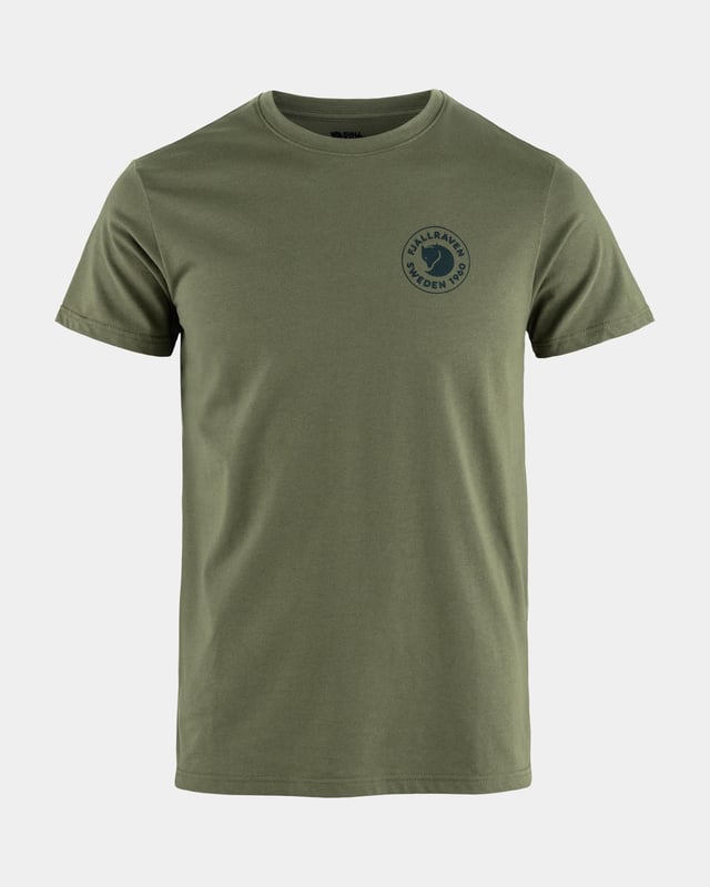 Men’s 1960 Logo T-shirt
Short-sleeved t-shirt in a sustainable jersey knit that combines the softness of organic cotton with the functionality and durability of recycled polyester. Wicks away moisture and dries quickly, making it extra comfortable in warm climates. Round neckline and little logo printed on the chest.

Lightweight and quick drying in warm climates.
60% organic cotton, 40% recycled polyester.
Small logo printed on the chest.
Round neckline.
60% cotton (organic), 40% polyester (recycled)
Organic cotton, Recycled polyester, Produced without PFCs
Regular Fit
Durable, Lightweight, Channels moisture
40°C mild process
do not dry clean
do not tumble dry
do not bleach
iron 1 dot - Max 110°C
do not use fabric softener, wash with similar colours

F87313