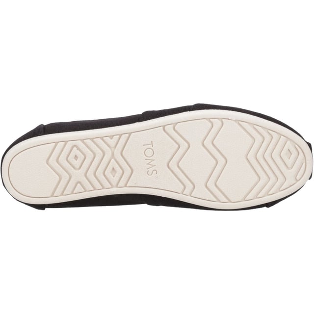 Our day one women's Alpargata slip-on is now designed with materials to bring maximum comfort to your day-to-day shoe. Step into these espadrilles in black recycled cotton canvas, and spark change with every stride.