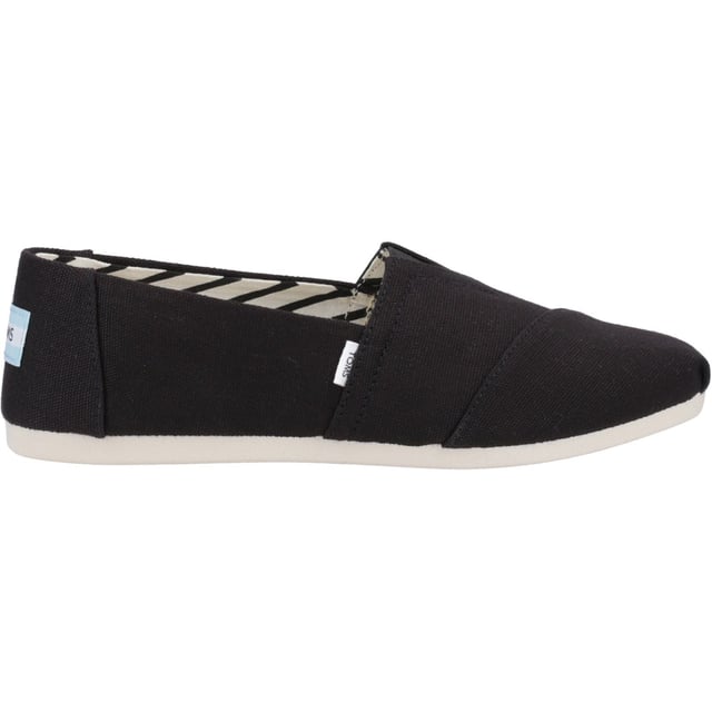 Our day one women's Alpargata slip-on is now designed with materials to bring maximum comfort to your day-to-day shoe. Step into these espadrilles in black recycled cotton canvas, and spark change with every stride.