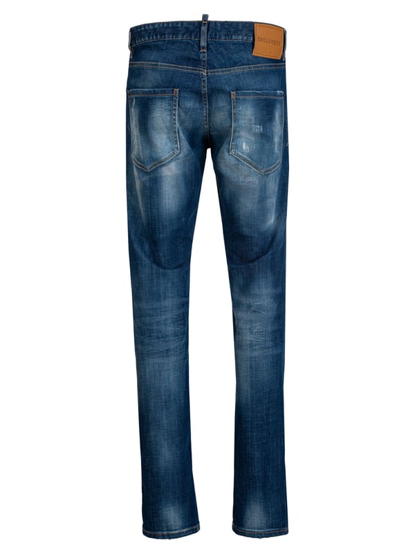 Die Dsquared2 Jeans vereinen trendbewussten Style mit perfekter Passform. Aus hochwertigem Denim gefertigt, bieten sie sowohl Komfort als auch Langlebigkeit. Mit ihrem modernen Schnitt und dezenten Logo-Details sind sie ein echtes Statement-Piece für den modebewussten Mann.