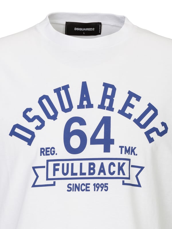 Das Dsquared2 T-Shirt ist das perfekte Zusammenspiel von hochwertigem Komfort und modernem Design. Aus weicher Baumwolle gefertigt, sorgt es für ein angenehmes Tragegefühl. Der auffällige Logo-Print und der lässige Schnitt machen es zu einem unverzichtbaren Highlight für jedes Outfit.