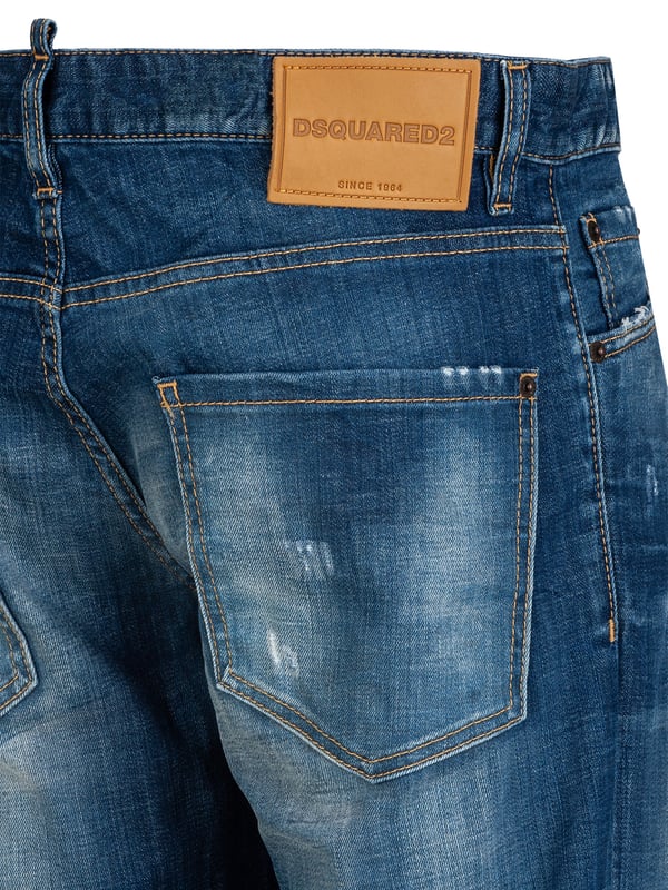 Die Dsquared2 Jeans vereinen trendbewussten Style mit perfekter Passform. Aus hochwertigem Denim gefertigt, bieten sie sowohl Komfort als auch Langlebigkeit. Mit ihrem modernen Schnitt und dezenten Logo-Details sind sie ein echtes Statement-Piece für den modebewussten Mann.