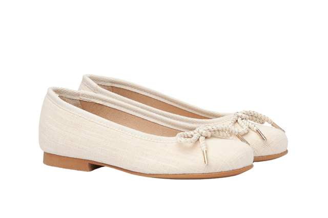 Er zijn momenten in het leven die op zichzelf magisch zijn. Elegante en comfortabele ballerina-achtige schoen met bijpassende metallic en platina gekrulde koordversiering, gemaakt van 100% katoen-linnen stof. Het binnenste gedeelte is gemaakt met Tex-Nature, een superabsorberende binnenvoering die een groot ademend vermogen, meer comfort en sneldrogend garandeert. Tex-Nature gevoel van maximale absorptie en totale droging. Tex-Nature is een ademend materiaal en heeft een antibacterieel en chroomvrij systeem. Het interieur heeft een systeem met een teen- en hielbeschermer, een zool met Tex-Nature-textielvoering en een antisliplederen zool. Schoenen ontworpen en vervaardigd in Spanje, ideaal voor feesten.