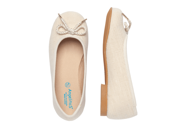 Er zijn momenten in het leven die op zichzelf magisch zijn. Elegante en comfortabele ballerina-achtige schoen met bijpassende metallic en platina gekrulde koordversiering, gemaakt van 100% katoen-linnen stof. Het binnenste gedeelte is gemaakt met Tex-Nature, een superabsorberende binnenvoering die een groot ademend vermogen, meer comfort en sneldrogend garandeert. Tex-Nature gevoel van maximale absorptie en totale droging. Tex-Nature is een ademend materiaal en heeft een antibacterieel en chroomvrij systeem. Het interieur heeft een systeem met een teen- en hielbeschermer, een zool met Tex-Nature-textielvoering en een antisliplederen zool. Schoenen ontworpen en vervaardigd in Spanje, ideaal voor feesten.