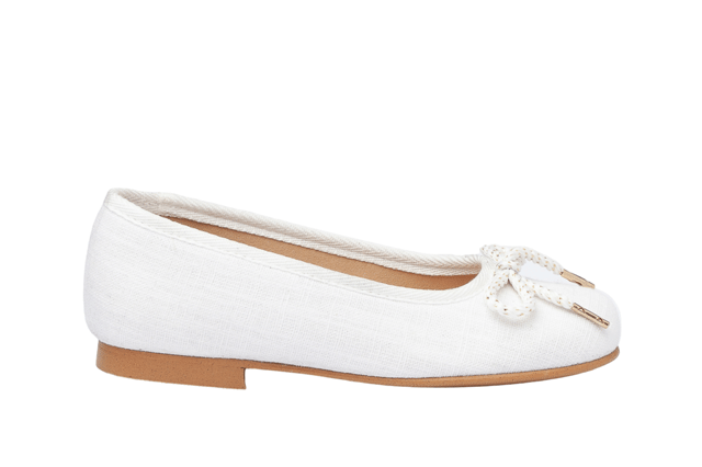 Es gibt Momente im Leben, die für sich genommen magisch sind. Eleganter und bequemer Ballerina-Schuh mit passender metallischer und platinfarbener Lockenkordelverzierung aus 100 % Baumwoll-Leinenstoff. Der Innenteil besteht aus Tex-Nature, einem superabsorbierenden Innenfutter, das hervorragende Atmungsaktivität, mehr Komfort und schnelles Trocknen garantiert. Tex-Nature-Gefühl maximaler Absorption und vollständiger Trocknung. Tex-Nature ist ein atmungsaktives Material und verfügt über ein antibakterielles und chromfreies System. Der Innenteil verfügt über ein System mit Zehen- und Fersenschutz, einer Sohle mit Tex-Nature-Textilfutter und einer rutschfesten Leatherlite-Sohle. In Spanien entworfene und hergestellte Schuhe, ideal für Feiern.
