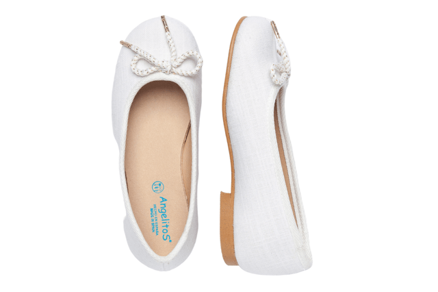 Es gibt Momente im Leben, die für sich genommen magisch sind. Eleganter und bequemer Ballerina-Schuh mit passender metallischer und platinfarbener Lockenkordelverzierung aus 100 % Baumwoll-Leinenstoff. Der Innenteil besteht aus Tex-Nature, einem superabsorbierenden Innenfutter, das hervorragende Atmungsaktivität, mehr Komfort und schnelles Trocknen garantiert. Tex-Nature-Gefühl maximaler Absorption und vollständiger Trocknung. Tex-Nature ist ein atmungsaktives Material und verfügt über ein antibakterielles und chromfreies System. Der Innenteil verfügt über ein System mit Zehen- und Fersenschutz, einer Sohle mit Tex-Nature-Textilfutter und einer rutschfesten Leatherlite-Sohle. In Spanien entworfene und hergestellte Schuhe, ideal für Feiern.