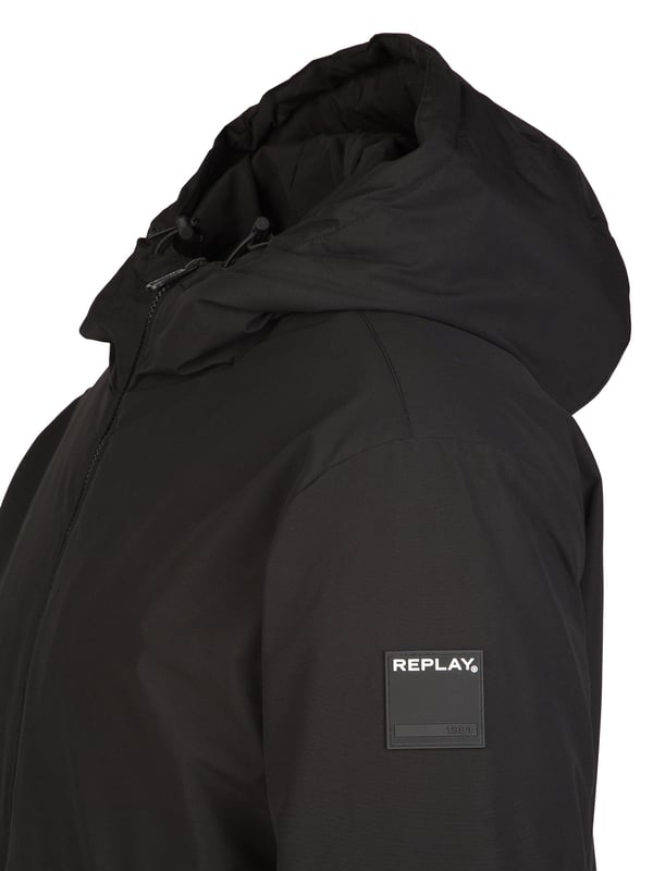De Replay parka combineert functionaliteit met urban stijl. Gemaakt van robuuste, weerbestendige materialen, beschermt het betrouwbaar tegen kou en wind. De moderne snit, gecombineerd met praktische details zoals zakken en een capuchon, maakt het de ideale metgezel voor koude dagen en trendbewuste looks.
