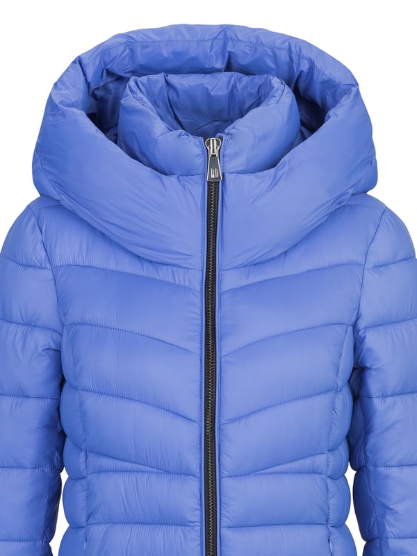 De DINE 'N' DANCE parka combineert functionaliteit met stijlvol ontwerp. Gemaakt van robuuste, weersbestendige materialen, beschermt het tegen kou en wind, terwijl het overtuigt met een moderne snit en elegante details. Een must-have voor het koude seizoen, dat bij elke look past.