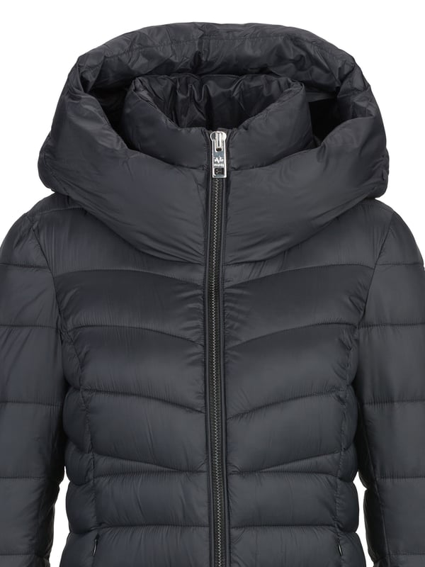 Der DINE 'N' DANCE Parka kombiniert Funktionalität mit stilvollem Design. Aus robusten, wetterfesten Materialien gefertigt, schützt er vor Kälte und Wind, während er mit einem modernen Schnitt und eleganten Details überzeugt. Ein Must-Have für die kalte Jahreszeit, das zu jedem Look passt.